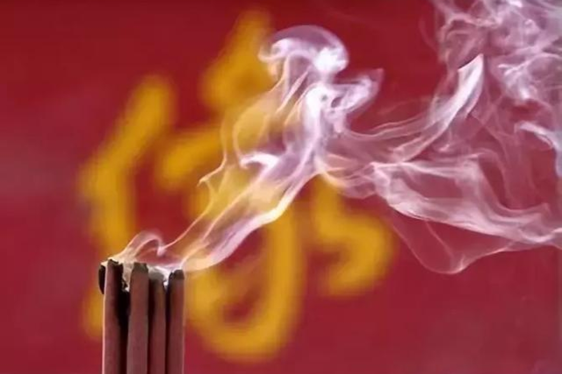 焚香禮佛的意義： 一心一念～淨念相繼 表示虔誠恭敬供養三寶
